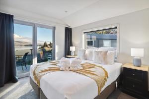 Giường trong phòng chung tại Gorgeous 3 Bedroom Central Lake Views