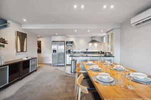 Nhà bếp/bếp nhỏ tại Gorgeous 3 Bedroom Central Lake Views