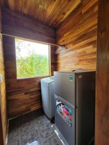uma pequena cozinha com geladeira e janela em Jade Mountain Bungalow - Sea Breeze - Infinity Pool em Duong Dong