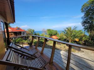 um deque com dois bancos no topo de uma casa em Jade Mountain Bungalow - Sea Breeze - Infinity Pool em Duong Dong
