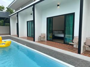 a house with a swimming pool and a bedroom at PP Sweet House Khaolak พีพี สวีทเฮ้าส์ เขาหลัก in Ban Lam Ru (1)