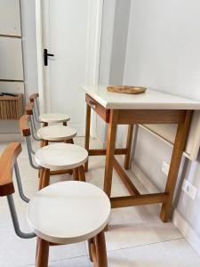 a row of chairs and a table in a room at Pé na Areia Praia do Gonzaguinha II in São Vicente +12 photos