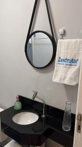 bagno con lavandino e specchio a parete di Desfrutar Encanto a San Paolo