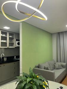 un soggiorno con un divano e un ventilatore a soffitto di Desfrutar Encanto a San Paolo