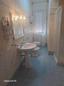 Un baño con dos inodoros, un lavabo y una ducha. en Centrale in Tropea, en Tropea 8 fotos más