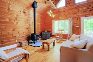 Posezení v ubytování L'Auberge des Collines Full Guest Suite
