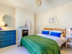 En eller flere senge i et værelse på Samphire Cottage + 16 billeder