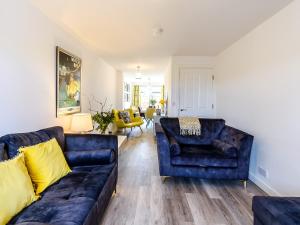 ein Wohnzimmer mit einer Couch und einem Sessel in der Unterkunft Coastal Retreat in Amble