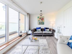 ein Wohnzimmer mit Sofa und Tisch in der Unterkunft Coastal Retreat in Amble