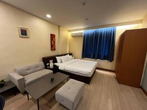 a small room with a bed and a couch at Friendship On Hotel Wink in Angeles +22 photos