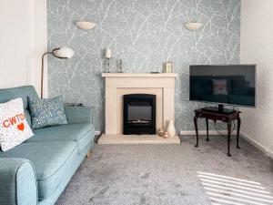 TV a/nebo společenská místnost v ubytování Cwtch Cottage