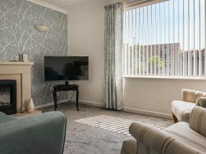 TV a/nebo společenská místnost v ubytování Cwtch Cottage