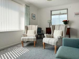 Posezení v ubytování Cwtch Cottage