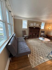 Fotografie z fotogalerie ubytování Entire Two Bedrooms Bungalow- Walking distance to Burlington Downtown- Sleeps 6 v destinaci Burlington