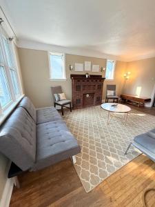 Fotografie z fotogalerie ubytování Entire Two Bedrooms Bungalow- Walking distance to Burlington Downtown- Sleeps 6 v destinaci Burlington