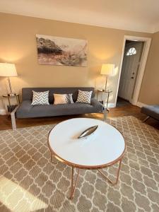 Fotografie z fotogalerie ubytování Entire Two Bedrooms Bungalow- Walking distance to Burlington Downtown- Sleeps 6 v destinaci Burlington