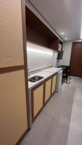 a kitchen with a sink and a counter top at Pyrineus Residence - Resort em Pirenópolis in Pirenópolis