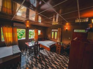 a train room with a bed and a desk at View Paradise in Ella