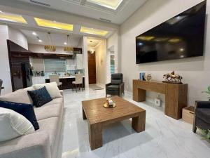 TV a/nebo společenská místnost v ubytování San Juan home 15 min to McAllen La Plaza Mall and Airport