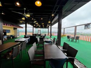 a restaurant with tables and chairs and a green floor at Friendship On Hotel Wink in Angeles