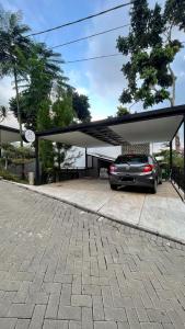 a car parked in front of a garage at Aimo Villa in Ciburial