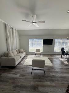 Posezení v ubytování Prairieville Retreat 3-bedroom house