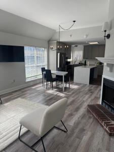 Kuchyň nebo kuchyňský kout v ubytování Prairieville Retreat 3-bedroom house