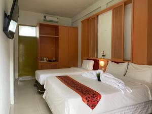 Ένα ή περισσότερα κρεβάτια σε δωμάτιο στο Happy 2 Hotel Patunam +34 φωτογραφίες