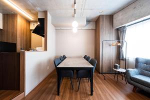 a dining room with a table and chairs at Amp Flat Arc Bliss 4 in Chikushino