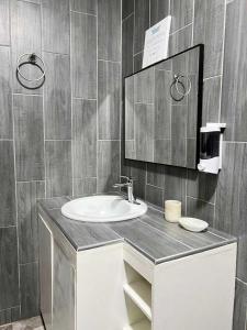 a bathroom with a sink and a mirror at Departamento Familiar in Tehuacán