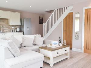 Ruang duduk di Brook View Cottage