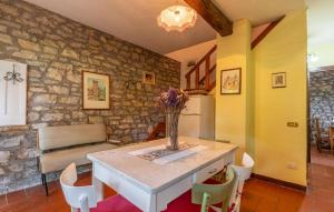a kitchen with a table with a vase of flowers on it at Amazing Home In Monte Smaria Tiberina in Monte Santa Maria Tiberina