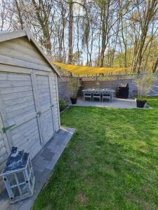 a backyard with a shed and a picnic table at Ferienwohnung inmitten der Natur und Seen in Haltern