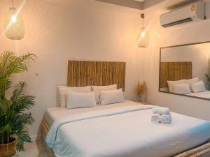 Ένα ή περισσότερα κρεβάτια σε δωμάτιο στο โลมา พูลวิลล่า เกาะล้าน +50 φωτογραφίες