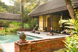 un groupe de personnes assises autour d'une piscine dans l'établissement La Résidence Phou Vao, à Luang Prabang 35 autres photos
