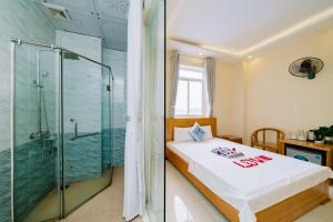 Un dormitorio con una cama y una ducha de cristal. en Cat Ba Lang Chai Hotel, en Cat Ba