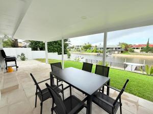 Μπαλκόνι ή βεράντα στο A Waterfront Daydream in the Heart of Broadbeach