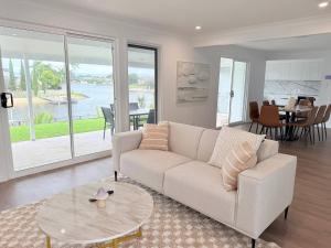 Χώρος καθιστικού στο A Waterfront Daydream in the Heart of Broadbeach