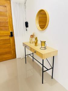 a table in a room with a mirror on the wall at Casa Realiyx in Ra-as