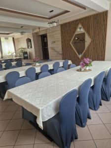 ein großer Tisch und Stühle in einem Raum in der Unterkunft Gorczański Kącik in Ochotnica Dolna