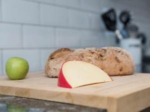 ein Stück Brot und ein Apfel auf einer Tafel in der Unterkunft Crescent Cottage in Askham