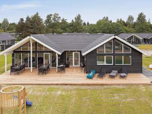 Casa con terraza con sillas y parque infantil en 16 person holiday home in Vejby, en Vejby 15 fotos más