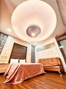 a bedroom with a bed and a ceiling at 富晴汽車旅館Fu Ching Motel in Changhua City