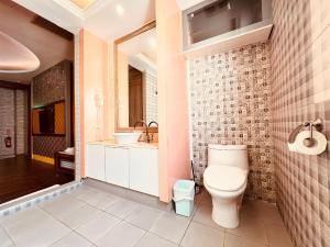 a bathroom with a toilet and a sink at 富晴汽車旅館Fu Ching Motel in Changhua City