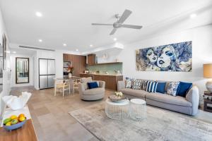 O bucătărie sau chicinetă la Belle Escapes 328-329 Luxury Beachfront Resort Palm Cove