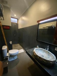チャングーにあるThe Belong Canggu Bali By SDM Managementの洗面台とトイレ付きのバスルーム