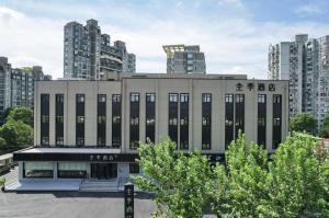 un edificio in una città con edifici alti di JI Hotel Shanghai South Railway Station Jinjiang Amusement Park (formerly Jinjiang Amusement Park Subway Station Branch) a Shanghai