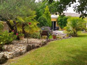 Gallery image of Villa Lescala - Gîte avec jardin in Blaye