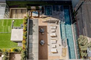 an overhead view of a resort with a swimming pool at Loft con aire acondicionado en zona hotelera in Guatemala