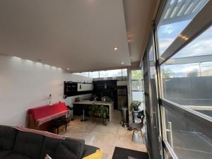 a living room with a couch and a desk at Casa Dodi Loft in Juriquilla Design oasis in Juriquilla